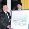 Nach 38 Jahren Arbeit im Aystetter Gemeinderat wurde Karl-Heinz Müller (links) verabschiedet. Bürgermeister Wendel überreichte ihm als Anerkennung ein Gemälde. Foto: Gerald Lindner