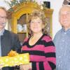 Bürgermeister Manfred Nerlinger (links) gratuliert dem „goldenen Paar“ Erika und Wilhelm Haber.  