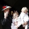 Nachwuchs im Doppelpack gab es im Dezember 2014 beim Fürstenpaar von Monaco. Fürstin Charlène und Fürst Albert II. halten die Zwillinge Prinzessin Gabriella und Prinz Jacques. 