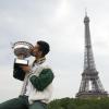 Vor dem Eiffelturm küsst Novak Djokovic den Pokal für seinen Sieg bei den French Open.