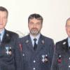 Kommandant Peter Klarwein (rechts) zeichnete Bertram Riedl und Andreas Rehm für 25 Jahre aktiven Feuerwehrdienst aus. 