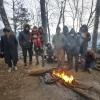 Migranten versammeln sich an der belarussisch-polnischen Grenze an einem Feuer, um sich zu wärmen. 