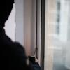Ein bislang unbekannter Täter solle das Fenster eines Büros in Gersthofen aufgehebelt haben, teilt die Polizei mit. 