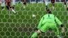 Der Hannoveraner Mohammed Abdellaoue (l) überwindet Manuel Neuer per Foulelfmeter.