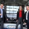 Dieser Elektrobus der Gersthofer Quantron AG wird demnächst als Jobbus unterwegs sein. Vorstandsvorsitzender Andreas Haller (rechts) präsentierte ihn Stefanie Haug und Bürgermeister Michael Wörle.