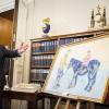 Die Queen durfte sich über das Gemälde „Pferd in Royalblau“ der Künstlerin Nicole Leidenfrost freuen. Joachim Gauck schenkte es ihr 2015 bei einem Besuch.