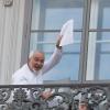 Im Juli 2015 war die Hoffnung groß: Irans damaliger Außenminister Mohammed Dschawad Sarif zeigt den einen Teil des Entwurfs der Atomeinigung auf dem Balkon des Coburg Palastes. in Wien.  