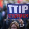 Jeder dritte Deutsche lehnt das geplante Handelsabkommen TTIP zwischen der EU und den USA laut einer vorgestellten Umfrage für die Bertelsmann-Stiftung komplett ab. 