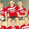 Die gemischte Volleyballmannschaft des FC Penzing freut sich über die neuen knallroten Trikots, die sie zum Vizemeistertitel bekommen haben.  