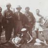 Das Foto zeigt den KZ-Kommandanten Hofmann mit ehemaligen jüdischen Häftlingen und amerikanischen Soldaten.