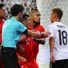 Arturo Vidal (2.v.r.) und Joshua Kimmich (r) gerieten im Finale aneinander.