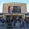 Nahe dem Berliner Kino Zoo Palast hat eine Hochzeitsgesellschaft den Verkehr behindert.