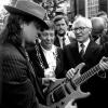 Lindenberg (links) und SED-Generalsekretär Erich Honecker bei seinem Besuch in Wuppertal 1987. Lindenberg überreichte eine Gitarre auf der "Gitarren statt Knarren" geschrieen stand.