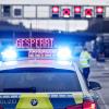 Auf einem Polizeifahrzeug leuchtet die Aufschrift «Gesperrt».