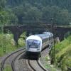 Die aktuelle Bahnstrecke zwischen Augsburg und Ulm. Darüber, wo die Fernzüge künftig fahren sollen, herrscht Uneinigkeit. Die Bahn prüft derzeit mehrere Varianten.