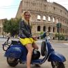Pia Paulsteiner fuhr auf einer Vespa von Seeg aus bis in den Südzipfel Italiens. Hier ist sie mit ihrer Vespa in Rom vor dem Kolosseum.