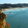 Blauer Himmel, kilometerlange Strände: Die Algarve ist auch in der Nebensaison ein perfektes Ziel für Strandurlauber und Sonnenanbeter.