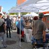 Der Höchstädter Herbstmarkt hat am Sonntag am neuen Standort auf dem Marktplatz bei Sonnenschein und spätsommerlichen Temperaturen zahlreiche Besucher und Besucherinnen angelockt.  	