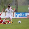 Eine Vielzahl von Spielern haben dem TSV Aindling bereits für die neue Saison zugesagt. Daniel Ritzer (am Ball) zählt zwar noch nicht dazu, aber der Vorstand Spielbetrieb des TSV, Josef Kigle, will in Kürze mit ihm sprechen. Beim 2:0-Sieg gegen Illertissen II erzielte Ritzer den ersten Treffer der Aindlinger.  	 	