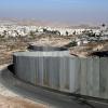 Eine hohe Mauer trennt jüdisches und palestinensisches Gebiet im Westjordanland nördlich von Jerusalem.