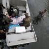 Angehörige des Louisiana Department of Wildlife and Fisheries helfen einer Seniorin, die ihre durch Tropensturm "Harvey" überflutete Unterkunft verlassen muss.