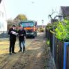 Machen gute Fortschritte: die Sanierungsarbeiten in der Ludwig-Thoma-Straße, die Bürgermeister Dr. Michael Higl (links) und Thomas Köhle vom Meitinger Bauamt gestern kurz besichtigten. Fotos: Margret Sturm