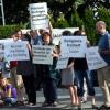 Mit einer Menschenkette haben rund 150 Bürger in Neusäß gegen den Besuch von AfD-Chef Jörg Meuthen protestiert