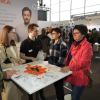 
Auszubildender Johannes Gleisberg (Mitte) informierte am Kuka-Stand über die Lehre bei Kuka. Hans-Werner Nell, Tochter Joy, Sohn Luis und Ehefrau Irene hörten aufmerksam zu.