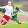 Neu in Thannhausen: Mittelfeldspieler Dennis Kaczmarczyk (links im Trikot des TSV Neusäß, hier im Duell mit dem Burgauer Daniel Balis). 