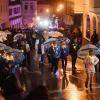 Die Beteiligten des Dillinger Nachtumzuges trotzten am Freitagabend dem Wetter. Besucher und Teilnehmer, so wie hier die Bachtalia, schützten sich zum Teil mit Schirmen vor dem Regen. Die Polizei vermeldete diverse Straftaten. 