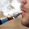 Die E-Zigarette verbrennt keinen Tabak, sondern verdampft eine Flüssigkeit, die auch Nikotin enthalten kann.