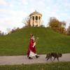 Ein Nikolaus spaziert durch den Englischen Garten.