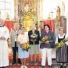 Großer Abschied in St. Nikolaus von Mesner Josef Rieger mit (von links) Pater Tassilo Lengger OSB, Josef Rieger, Barbara Schöpf, Magdalena Rieger, Evi Raithmeier, Berta Weiß und Pfarrer Thomas Wagner. Hinten links steht die Vorsitzende des Pfarrgemeinderates, Angelika Dietmaier. 