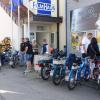 Auf ihren älteren und neueren Mopeds kamen zehn „Zündapp-Freunde Mittelneufnach“ ins Kino nach Türkheim. 