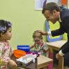 Eine gute Kinderbetreuung ist in Frankreich Regierungspolitik. Das bewies auch Präsident Macron, hier bei dem Besuch eines Kindergartens nahe Paris. 