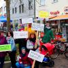 Am 12. April gingen in Friedberg rund 35 Bürger auf die Straße, um für den Erhalt des Müller-Drogeriemarktes zu protestieren.