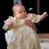 So sieht der kleine George aus: Prinz William, Herzog von Cambridge, hält seinen Sohn im St James's Palace in London im Arm. Vielleicht wird Prinz George selbst einmal König sein. 