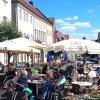 Die Menschen genießen in den Sommermonaten die Freiluftgastronomie in der Friedberger Altstadt, hier das Café am Brunnen. Die Stadt möchte Gastronomen unterstützen. 
