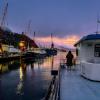 Fahrt auf der Havila Capella:
Auf der Rückfahrt aus dem Geirangerfjord kommt die MS Geirangerfjord II an Werftanlagen in Alesund vorbei.
