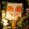 Norwegen trauert nach den Anschlägen: Unzählige Kerzen und Blumen liegen in Oslo vor einer Kirche. 