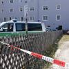 In diesem Hinterhof in Donauwörth hat ein 33-Jähriger ein Ehepaar niedergestochen. Die Kripo ermittelt nun wegen Mordes und versuchten Mordes. Am Montag waren die Beamten nochmals vor Ort. 