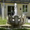 Der Brunnen vor dem Eingang des Landratsamtes in der Von-Kühlmann-Straße in Landsberg.