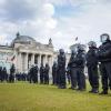 Rechtsextremisten versuchen nach Erkenntnissen der deutschen Sicherheitsbehörden, die Proteste gegen Corona-Auflagen für sich zu nutzen.