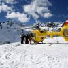 Bergretter im Skigebiet Stubaier Gletscher nehmen einen Verletzten auf - auf Auslandsreisen empfiehlt sich immer eine Auslandsreisekrankenversicherung.