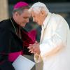 Papst Benedikt XVI. und sein Privatsekretär Georg Gänswein im Februar 2013. Damals kündigte Benedikt seinen Rücktritt an – eine historische Entscheidung.