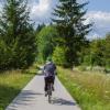 Natur und Ruhe pur: Der Weldenbahn-Radweg geht von Adelsried bis Neusäß wunderschön durchs Grün eben dahin.