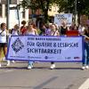 Rund 200 Teilnehmende zogen beim Augsburger Dyke March 2023 durch die Stadt und warben für mehr Rechte und Freiheiten für lesbische und queere Menschen. 