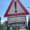 Beim Wenden stieß ein Autofahrer in Ebermergen gegen einen  wartenden Wagen. Es kam zu Sachschaden.
