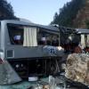 Bei dem Erdbeben im Südwesten Chinas ist ein Bus stark beschädigt worden. In der Provinz Sichuan sind mindestens 13 Menschen getötet worden.