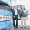 Zumindest bis 2015 werden alle Setras in Deutschland hergestellt. Hansjörg Müller, stellvertretender Vorsitzender des Betriebsrats, Friedrich Beck, Vorsitzender des Betriebsrats, und Reinhold Riebl, 1. Bevollmächtigter IG Metall (von links), neben einem Bus der Marke Setra.  